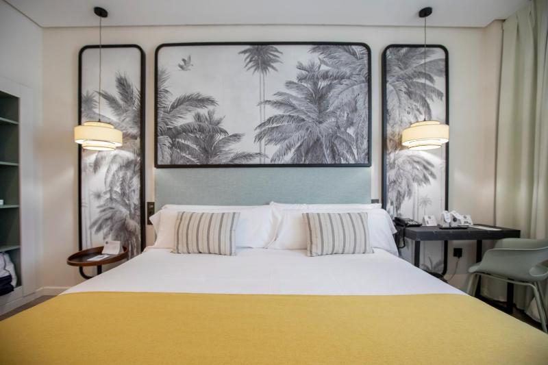 Standard Double Room image 4