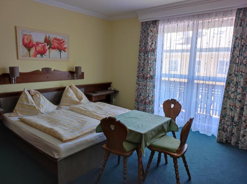 Quadruple Room with Bath image 4
