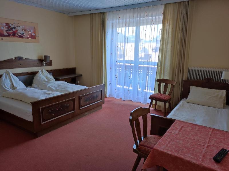 Triple Room with Bath image 3