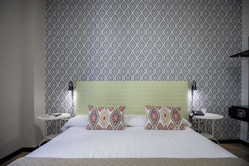 Double or Twin Room image 4