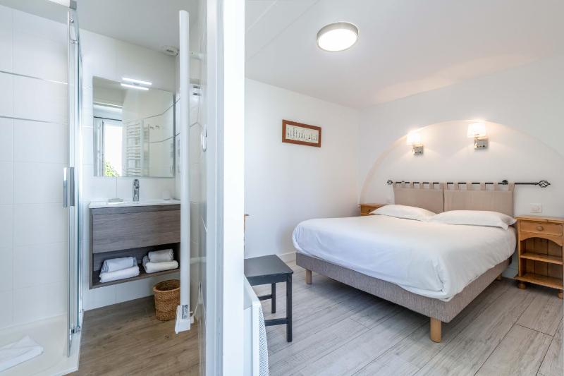Small Double Room image 3
