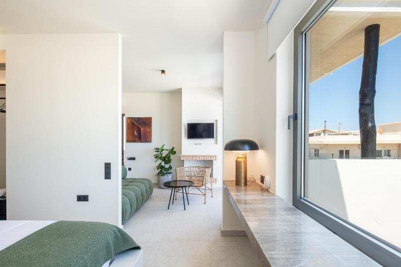 Deluxe Suite with Sea View image 4