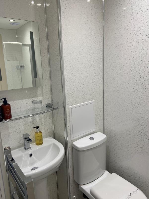 Standard Twin Room image 4