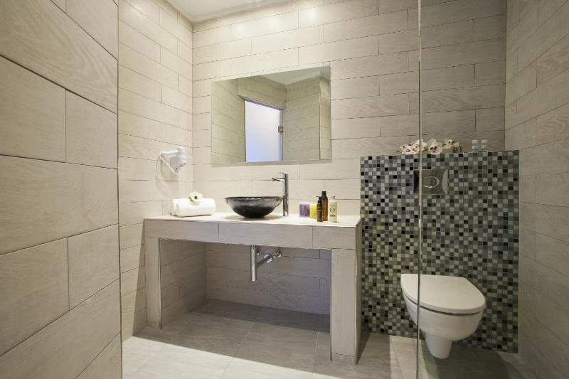 One-Bedroom Apartment image 2