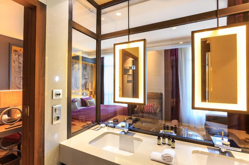 Deluxe King Room image 4