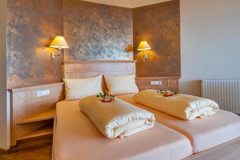 Comfort Double Room with Balcony and Lake View image 4
