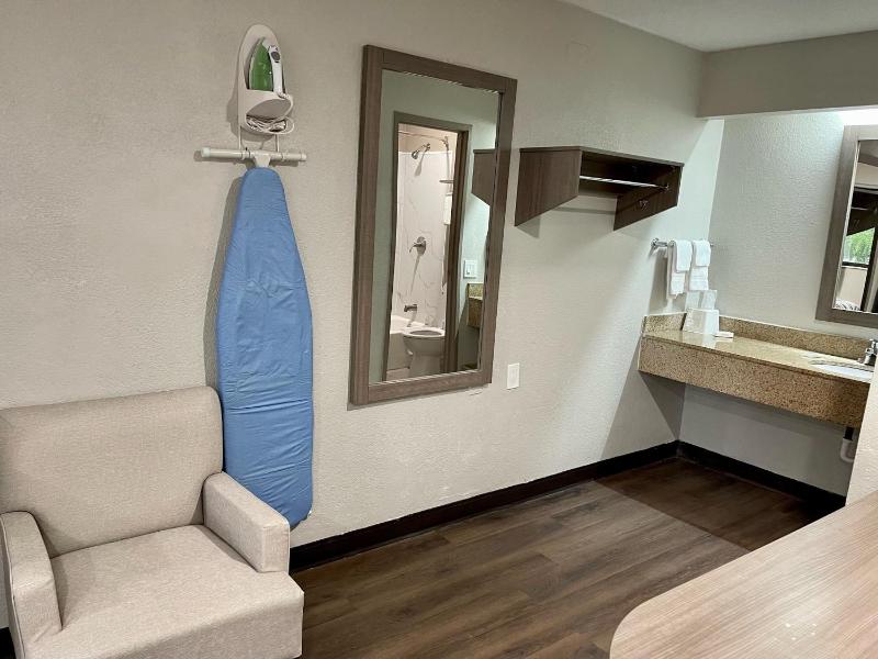 Superior King Room Non-Smoking Renovated image 4
