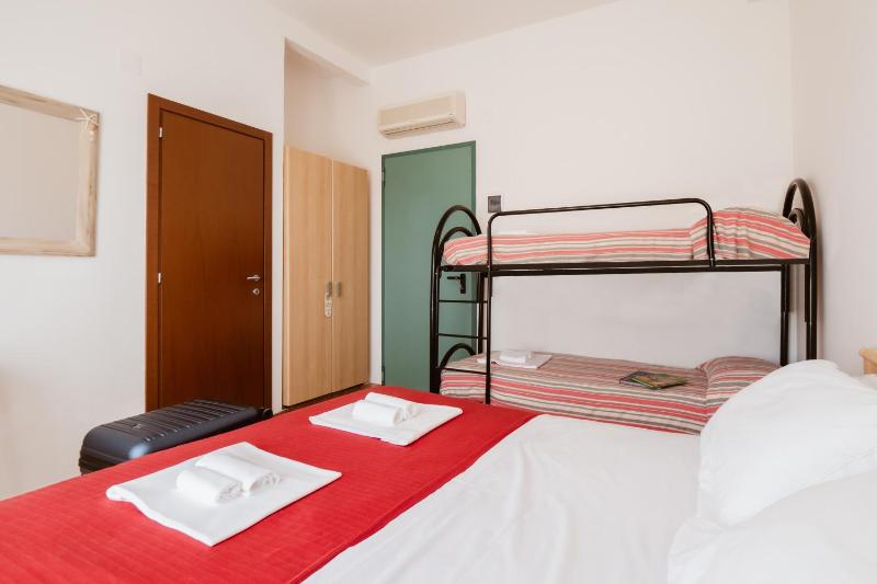 Triple Room image 3