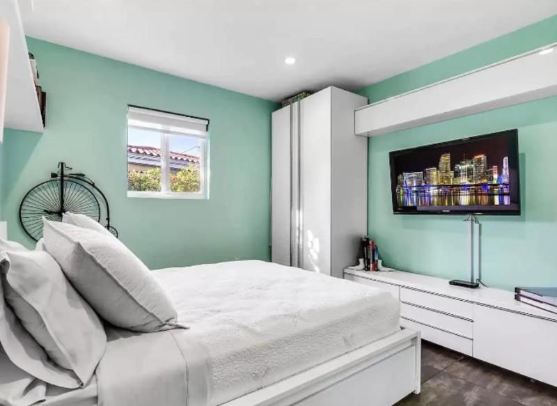Modern Northwest Vacation Rentals in Miami - image 4