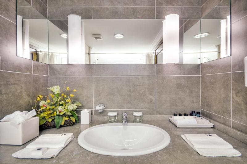 Deluxe Suite image 3