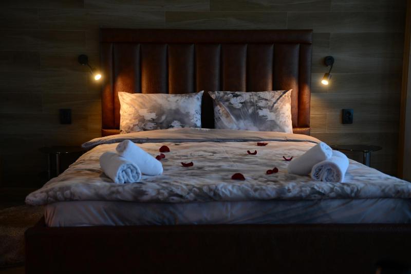Deluxe Suite with Spa Bath image 3