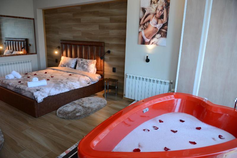 Deluxe Suite with Spa Bath image 4