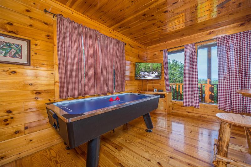 Luxurious 6BR Smoky Mountain cabin with stunning views game room fire pit and hot tub Wi-Fi - image 8
