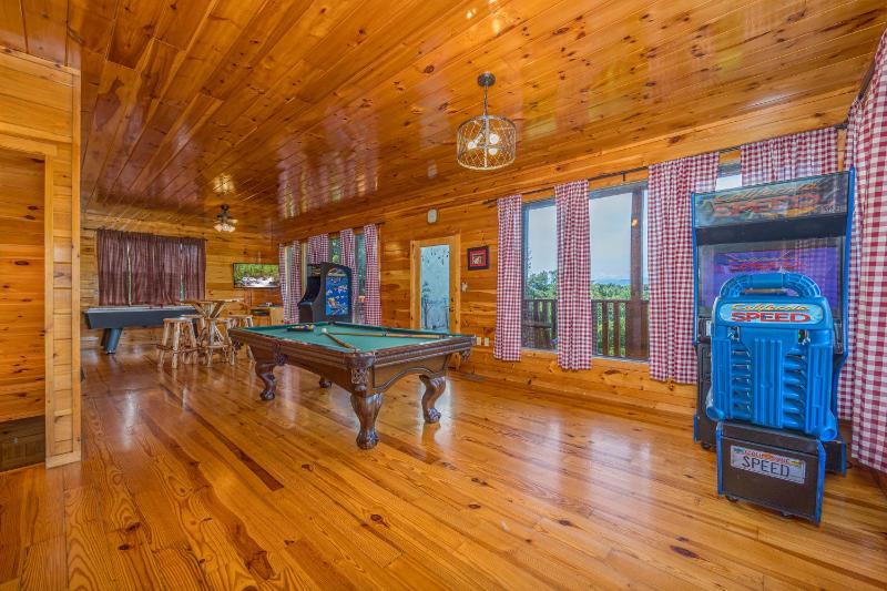 Luxurious 6BR Smoky Mountain cabin with stunning views game room fire pit and hot tub Wi-Fi - image 21