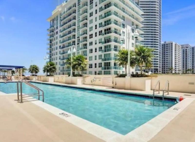 Modern Vacation Apartment in Miami - image 1