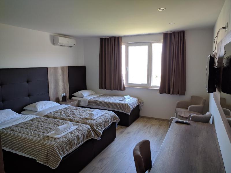 Deluxe Triple Room image 4