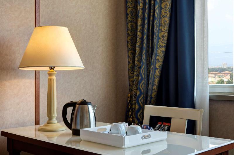 Double Room with 1 King Bed image 4