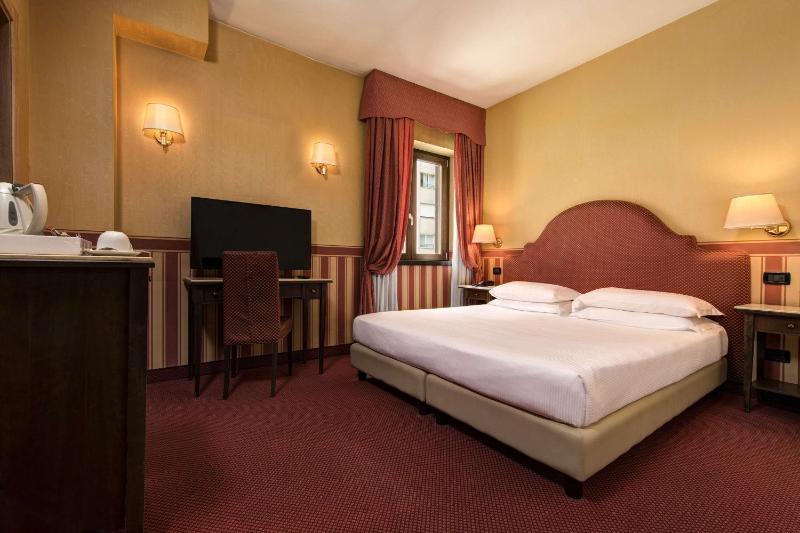 Basic Double Room image 3