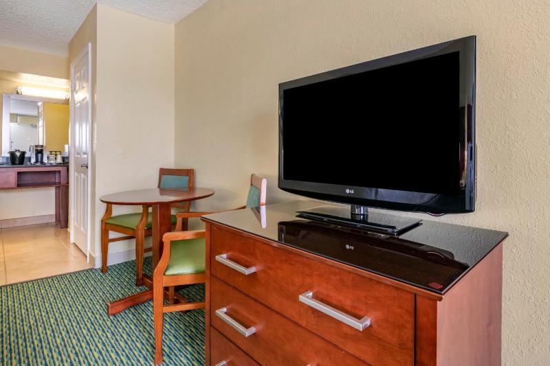 Standard Exterior Queen Room with Two Queen Beds image 2