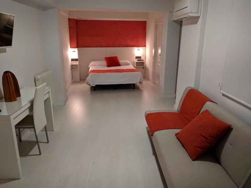 Standard Twin Room with Sofa image 4