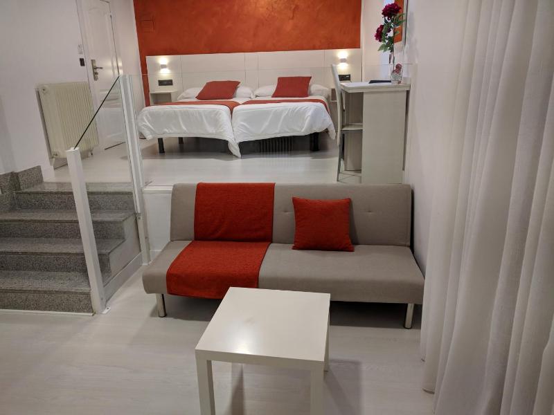 Standard Twin Room with Sofa image 3