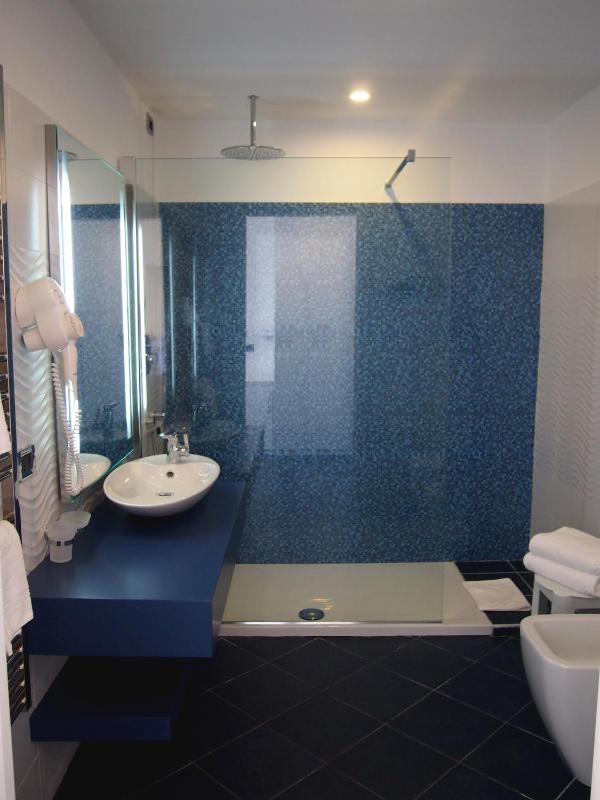 Superior Double Room with Partial Sea View and Terrace image 3