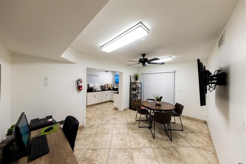125 Fully Furnished 1BR Suite-Prime Location - image 10