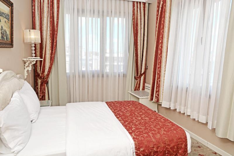 Double Room with Sea View image 4