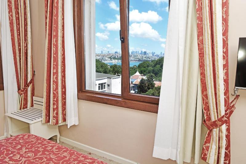 Double Room with Sea View image 3