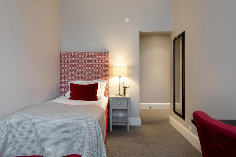 Standard Single Room image 4