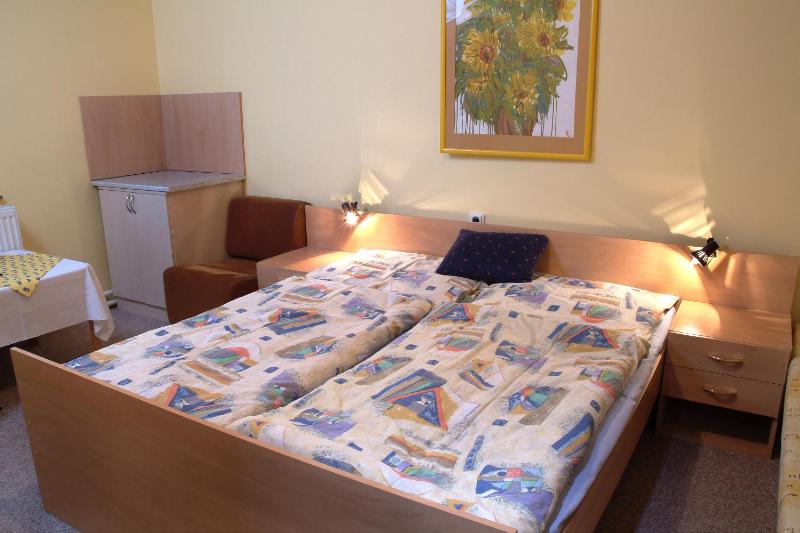 Triple Room with Bathroom image 2