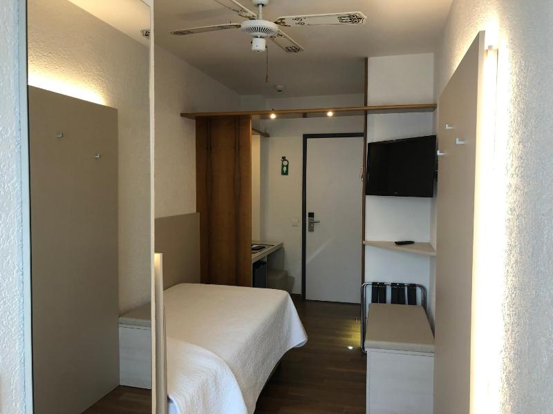 Standard Single Room image 4