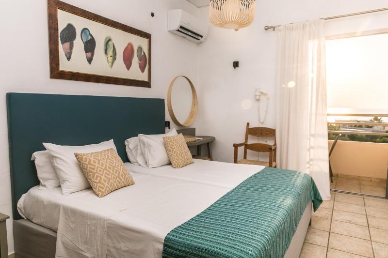 Double or Twin Room with Sea View image 3