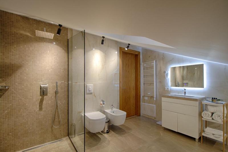 Double or Twin Room image 4