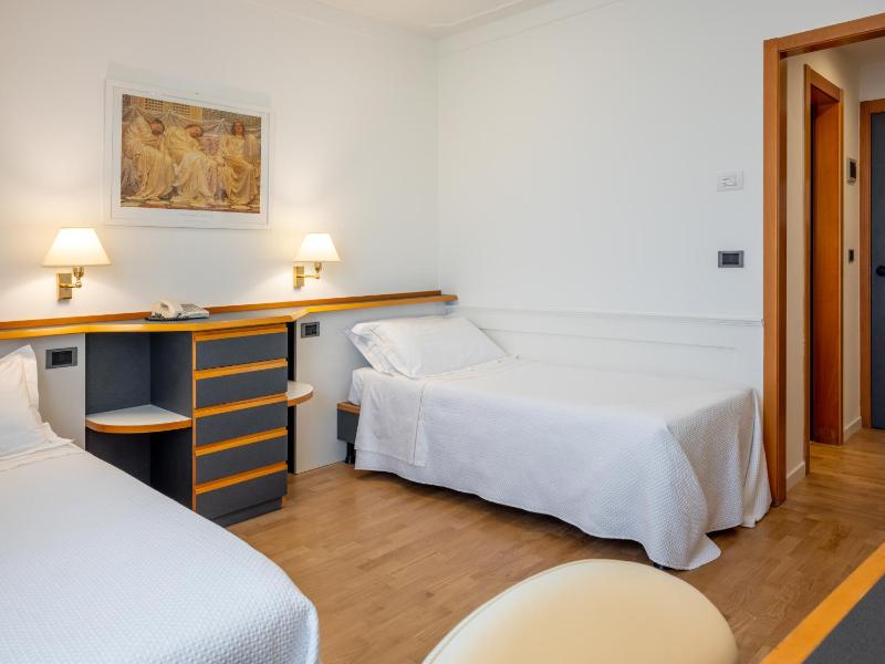 Twin Room image 1