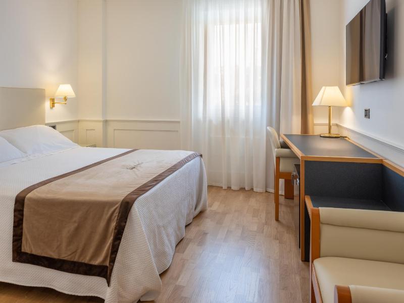 Standard Double Room image 2