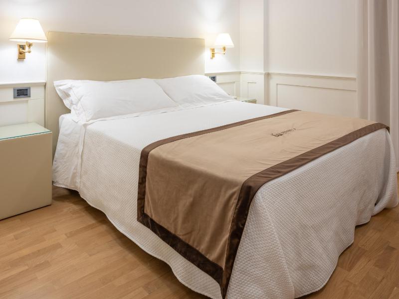 Standard Double Room image 3