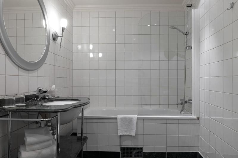 Deluxe Double or Twin Room image 3