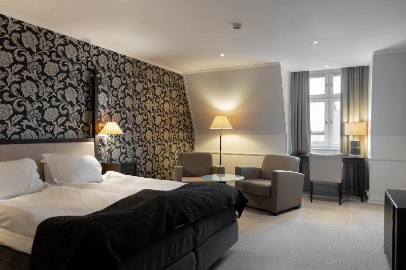 Deluxe Double or Twin Room image 4