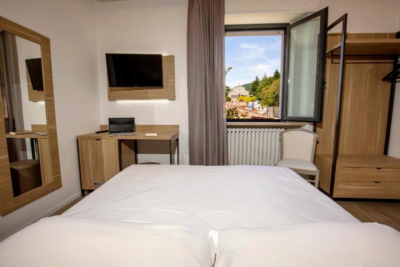Double or Twin Room image 3