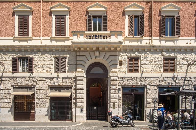 Superior Four Bedrooms Apartment image 2