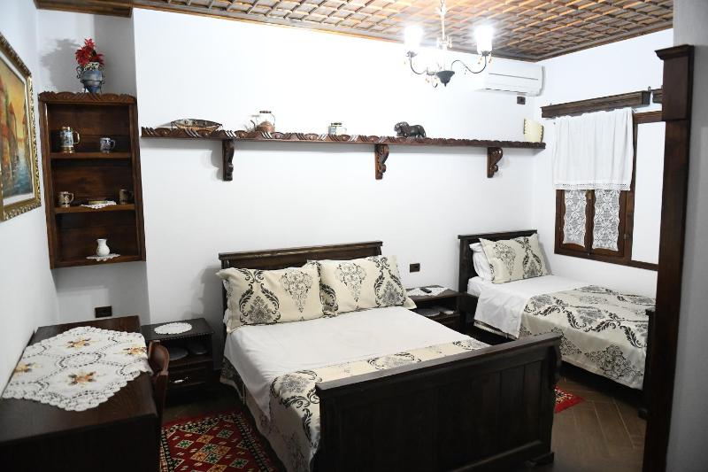 Deluxe Triple Room image 3