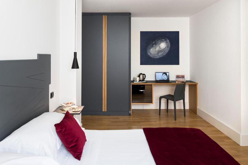 Classic Double or Twin Room image 4