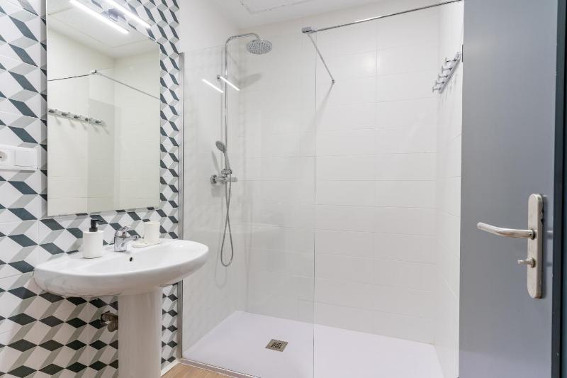 Basic Twin Room image 1