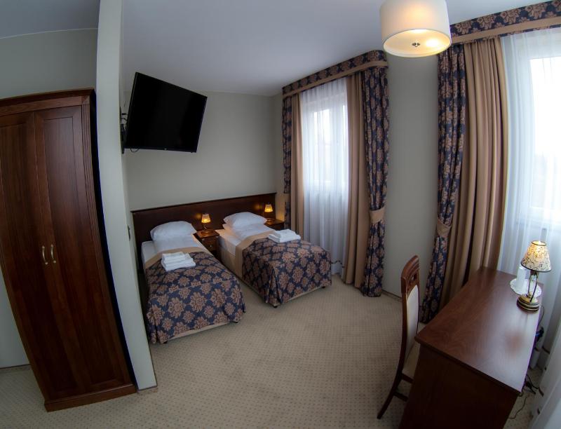 Twin Room image 4