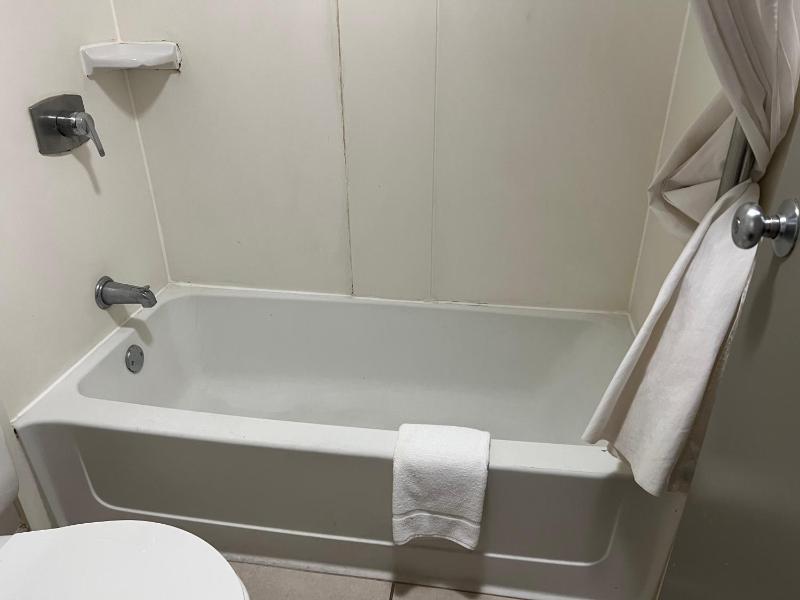Double Room with Two Double Beds - Mobility Access/Non-Smoking image 4