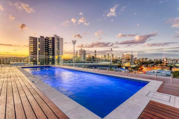 Inner city 1 bedroom Apartment with Rooftop pool and Parking - Serain Residences Images