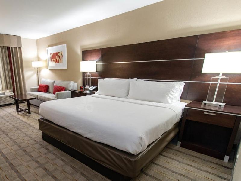 Standard King Room image 3