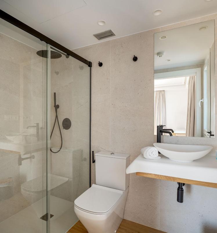 Double Room with Balcony and Sea View image 2