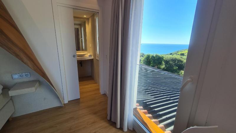 Double Room with Balcony and Sea View image 3